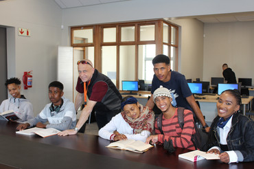 Die Teilnehmer setzen sich mit Demokratie auseinander. | Bildarchiv HOPE Kapstadt-Stiftung