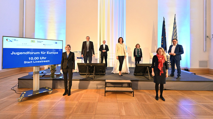 Landtagspräsidentin Ilse Aigner und die Teilnehmer an der Diskussionsrunde des "Jugendforums für Europa" stehen - auf Abstand - im Senatssaal für ein Gruppenbild. 