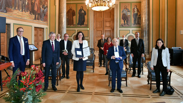 Präsidiumsmitglieder und Abba Naor im Akademiesaal des Bayerischen Landtags