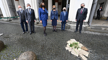 Am Mahnmal vor dem Haupteingang der LMU München v. l.: Markus Schmorell, stellv. Vorsitzender der Weiße Rose Stiftung, Prof. Bernd Huber, Präsident der LMU München, Landtagspräsidentin Ilse Aigner, Dr. Hildegard Kronawitter, Vorsitzende der Weiße Rose Stiftung e.V., Holocaust-Überlebender Abba Naor, Direktor der Stiftung Bayerische Gedenkstätten Karl Freller