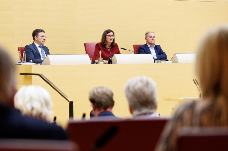 Landtagspräsidentin Ilse Aigner bei den traditionellen Schlussworten vor Beginn der sitzungsfreien Zeit im Sommer.