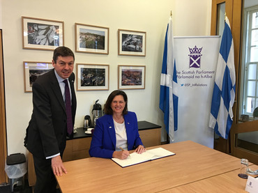 Landtagspräsidentin Ilse Aigner trägt sich im schottischen Parlament in das Ehrenbuch ein. 