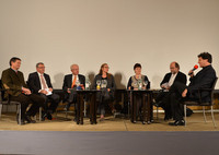 Intensive Diskussion um Kunst und Geld: v.l. Oberaudorfs Bürgermeister Hubert Wildgruber, Wolfgang Vogt von der Kreissparkasse Starnberg-Ebersberg, Staatsminister Thomas Kreuzer, die Münchner Filmfest-Chefin Diana Iljine, Dagmar Franke, Leiterin der Grenz | Foto: Rolf Poss