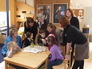 Bild: Die Mitglieder der Kinderkommission auf Informationsbesuch bei KIDZ in Günzburg am 29. März 2010 Die Mitglieder der Kinderkommission auf Informationsbesuch bei KIDZ in Günzburg am 29. März 2010