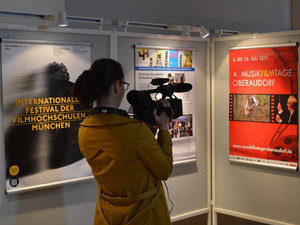 Bild: Blick in einen Teil der Ausstellung „Filmfestivals in Bayern“ | Foto: Rolf Poss