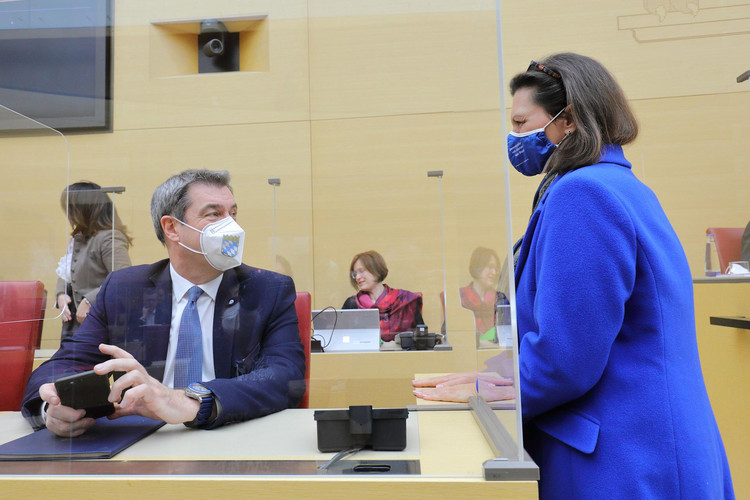 Landtagspräsidentin Aigner und Ministerpräsident Markus Söder im Plenarsaal mit Masken