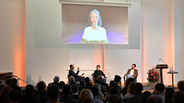 Podiumsgespräch zum Alltag der Sinti und Roma in Bayern mit Radoslav Ganev, Gründungsmitglied und zweiter Vorstand Studierendenverband der Sinti und Roma in Deutschland, Benjamin Adler Bildungsreferent MadHouse gemeinnützige GmbH, Isabel Raabe, Freie Kuratorin und Mitinitiatorin RomArchive - Digitales Archiv der Sinti und Roma 