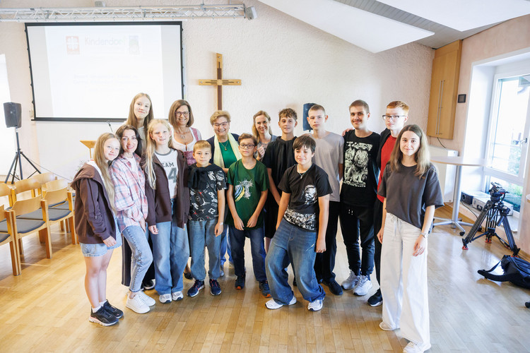 Landtagspräsidentin Ilse Aigner mit den ukrainischen Kindern im Caritas Kinderdorf Irschenberg 