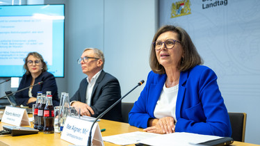 Ilse Aigner stellt den „Demokratiereport Bayern 2025“ vor. | Foto: Lennart Preiss Ilse Aigner präsentiert Neuauflage des „Demokratiereports Bayern“