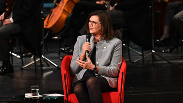 Landtagspräsidentin Ilse Aigner betonte in der Gesprächsrunde das Zeitlose der Bayerischen Verfassung.