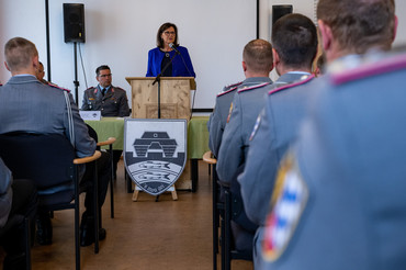 Aigner würdigte den hohen Einsatz der Soldatinnen und Soldaten für Werte von Freiheit und Demokratie.