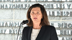 Landtagspräsidentin Ilse Aigner bei der Gedenkfeier anlässlich des 76. Jahrestages der Befreiung des KZ Dachau 