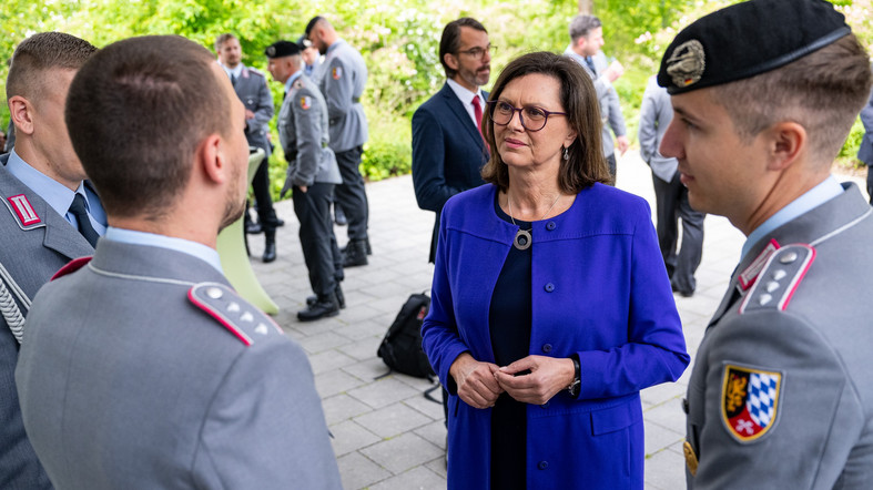 Landtagspräsidentin Ilse Aigner besucht Panzerbataillon 104 der Bundeswehr in Pfreimd