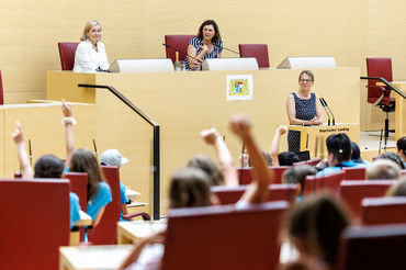 | Foto: Matthias Balk Zusammen mit Doris Rauscher (SPD), Mitglied in der Kinderkommission und Vorsitzende des Sozialausschusses des Bayerischen Landtags, beantwortete Landtagspräsidentin Ilse Aigner (CSU) die Fragen der Kinder.