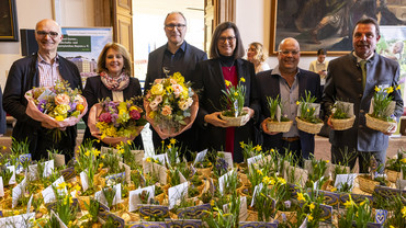 Landtagspräsidentin Ilse Aigner (CSU), Vizepräsident Alexander Hold (FREIE WÄHLER) und Präsidiumsmitglied Andreas Jäckel (CSU) mit Verbandsvertretern der bayerischen Gärtnerinnen und Gärtner. 