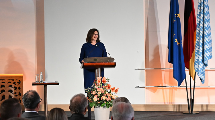 Landtagspräsidentin Ilse Aigner: "Wir versammeln hier Menschen, die die Werte unserer Verfassung mit Leben füllen – in ihrem Alltag, mit ihrem Lebenswerk. Menschen, die einen Beitrag leisten zum Gelingen unserer Demokratie, zum Gedeihen eines friedlichen, respektvollen Miteinanders, zum Gestalten einer besseren Welt.“ 