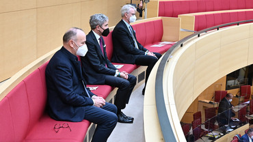 Der Präsident des Bundesverfassungsgerichts Prof. Dr. Stephan Harbarth auf der Ehrentribüne des Landtags in Begleitung von Landtagsdirektor Peter Worm (links) und dem Präsidenten des Bayerischen Verfassungsgerichtshofs, Dr. Hans-Joachim Heßler 