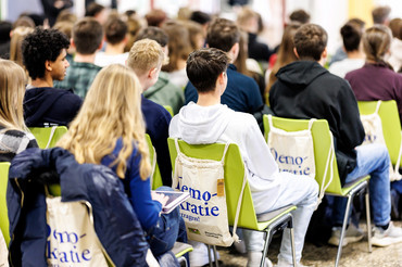 Mehrere 10. Klassen von Realschule und Gymnasium nahmen an der Doppelstunde Demokratie teil. 