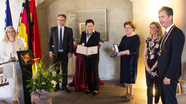 Neben Oberbürgermeister Christian Schuchardt (rechts im Bild) kamen auch Staatsministerin Melanie Huml, Botschafter Tomáš Kafka, Tschechiens Generalkonsulin in München, Kristina Larischová, zur Ehrung von Barbara Stamm nach Würzburg.