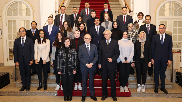 28 angehende Diplomatinnen und Diplomaten aus Ägypten wurden von Landtagsdirektor Peter Worm im Maximilianeum empfangen. 