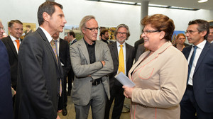 Landtagspräsidentin Barbara Stamm im Gespräch mit Alexander Kirst, Vorsitzender proHolz Bayern (li.), und Prof. Herrmann Kaufmann, TU München, Fachgebiet Holzbau