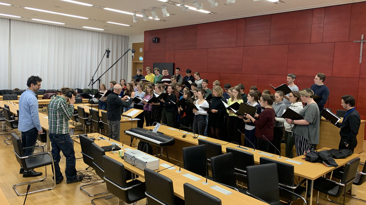 Der bayerische Landesjugendchor unter der Leitung von Professor Gerd Guglhör