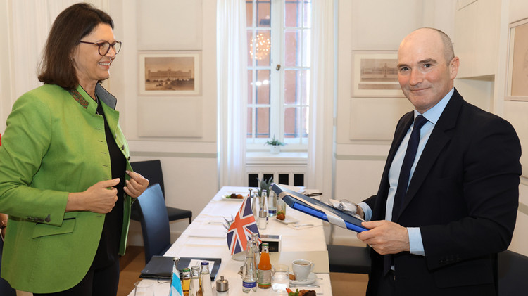 Am Ende des Arbeitsgesprächs stand die traditionelle Geschenkübergabe zwischen Landtagspräsidentin Aigner und dem Britischen Generalkonsul. 