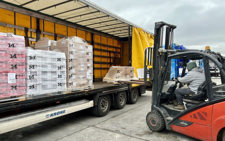 Helfer beladen in Rumänien einen LKW mit Hilfsgütern.