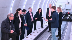 In der Hyperloop Teströhre (v.l.): Vizepräsident Thomas Gehring (BÜNDNIS 90/DIE GRÜNEN), Abgeordnete Anne Franke (BÜNDNIS 90/DIE GRÜNEN), TUM Präsident Prof. Dr. Thomas Hofmann, I. Landtagsvizepräsident Karl Freller (CSU) und Landtagspräsidentin Ilse Aigner (CSU). 