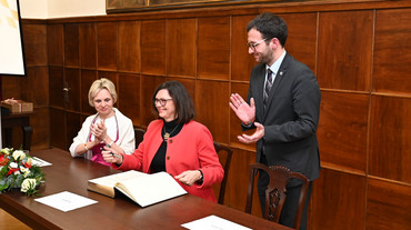 Landtagspräsidentin Ilse Aigner trug sich in das Goldene Buch der Stadt Vilshofen an der Donau ein.