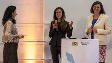Özlem Sarikaya (BR) moderierte das Gespräch mit Landtagspräsidentin Ilse Aigner und der Wirtschaftsinformatikerin und Bestsellerautorin Annahita Esmailzadeh. 