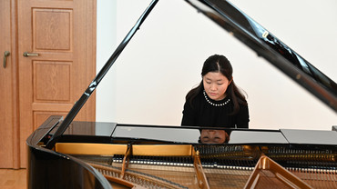 Für die feierliche musikalische Umrahmung sorgte Riona Abe vom Gymnasium Max-Josef-Stift in München. 