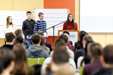 Die Schülerinnen und Schüler nutzten die Gelegenheit, um Landtagspräsidentin Aigner zahlreiche Fragen zu stellen. 