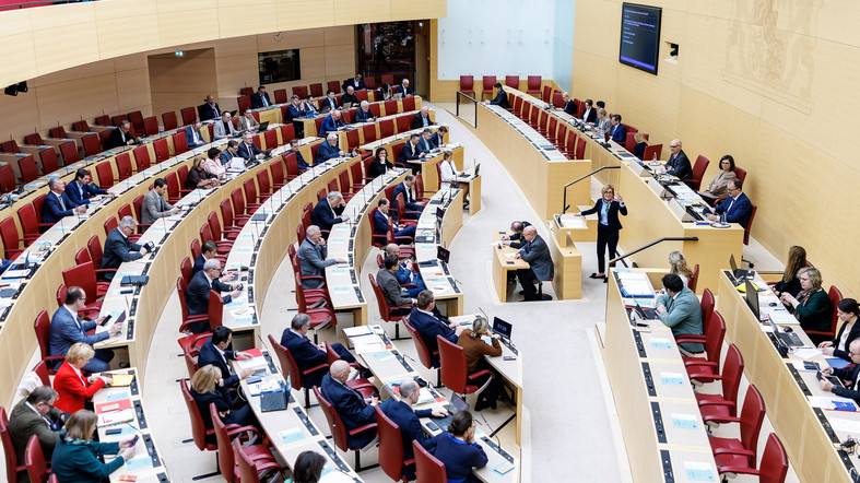 Landtag debattiert über Bildungspolitik