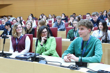 Nach ihrer Begrüßungsrede mischte sich Landtagspräsidentin Ilse Aigner am Vormittag unter die Schülerinnen und Schüler. 