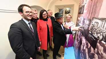 Beim Gang durch die Wanderausstellung erklärte der frühere erste Bürgermeister von Vilshofen Hans Gschwendtner (2. v.r.) seinem Nachfolger Florian Gams, MdL Gerhard Waschler, Landtagspräsidentin Ilse Aigner, dem zweiten Bürgermeister Rudolf Emmer und der stellvertretenden Landrätin Cornelia Wasner-Sommer (v.l.n.r.) Details zu früheren Veranstaltungen des Politischen Aschermittwochs.