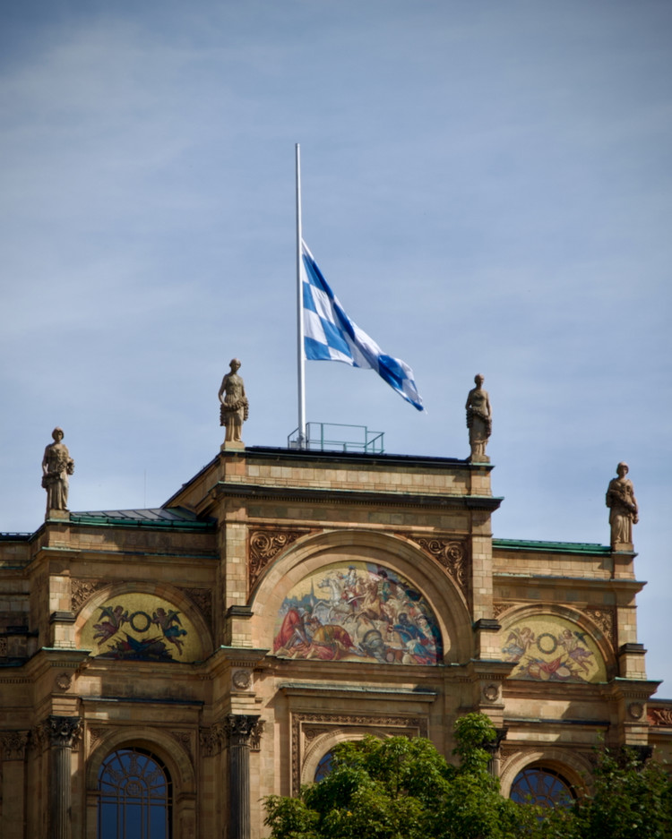 Als äußeres Zeichen der Trauer um den ehemaligen I. Vizepräsidenten des Bayerischen Landtags, Reinhold Bocklet, wurden die Flaggen auf dem Maximilianeum auf halbmast gesetzt.