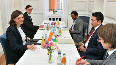 Landtagspräsidentin Ilse Aigner und der Generalkonsul Indiens bei ihrem rund 45-minütigen Arbeitsgespräch.