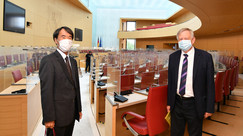 Vizepräsident Karl Freller zeigte dem japanischen Gast die Arbeiten zum Einbau der Plexiglasscheiben im Plenarsaal des Landtags