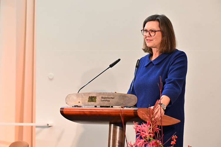 Landtagspräsidentin Ilse Aigner konnte wieder zahlreiche Gäste begrüßen zum Akademiegespräch im Maximilianeum.