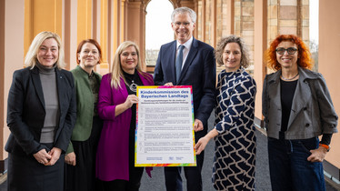 Kinderkommission macht Vorschläge für Verbesserungen für Kinder von Inhaftierten