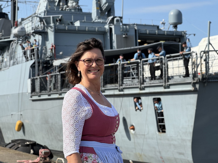 Landtagspräsidentin Ilse Aigner bei ihrem Besuch der Fregatte Bayern in Bremerhaven; Aigner ist Schirmherrin des Freundeskreises Fregatte BAYERN e. V.