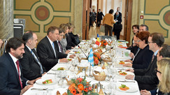 Arbeitsgespräch im Konferenzzimmer. | Foto: Rolf Poss