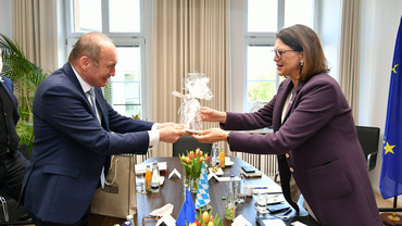 Traditionelle Geschenkübergabe am Ende des Treffens