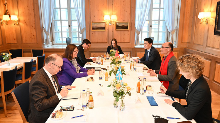 Landtagspräsidentin Aigner und Generalkonsul TONG bei ihrem rund einstündigen Arbeitsgespräch 
