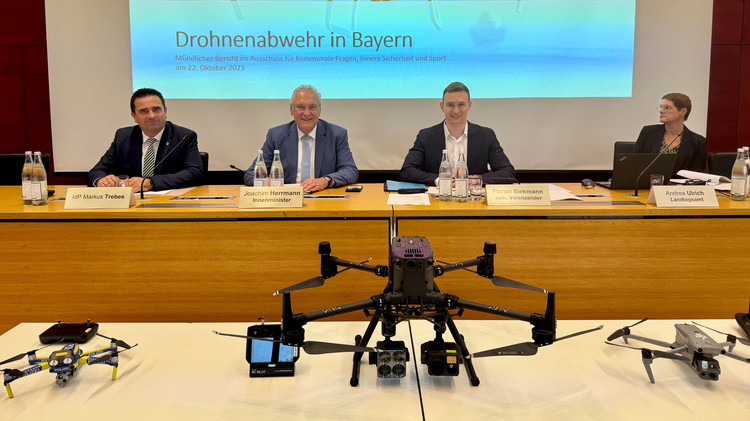 | Foto: Landtagsamt Bericht des Staatsministers und Fachgespräch im Ausschuss für Kommunale Fragen, Innere Sicherheit und Sport zum Thema "Drohnenabwehr in Bayern"