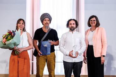 Landtagspräsidentin Ilse Aigner mit dem Gewinner des 1. Preises - "HipHop Heroes – Sprache schafft Heimat" des Vereins INfreestyle e.V. aus Ingolstadt