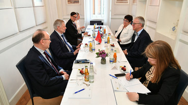 Auch die Generalkonsulin der Schweiz, Elisabeth Bösch Malinen (rechts hinten im Bild), und Landtagsdirektor Peter Worm (links vorne) nahmen an dem Austausch zwischen Vizepräsident Karl Freller und dem Schweizer Botschafter teil. 