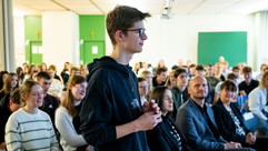 Die Schülerinnen und Schüler hatten zahlreiche Fragen an die Landtagspräsidentin. | Foto: Lennart Preiss
