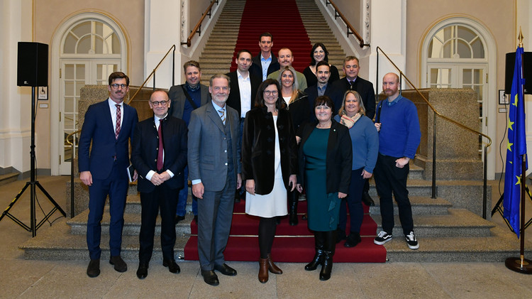 Landtagspräsidentin Ilse Aigner mit ihrer Amtskollegin aus der Steiermark, Manuela Khom, mit dem dritten Landtagspräsidenten Gerald Deutschmann und Mitarbeiterinnen und Mitarbeitern der Parlamentsverwaltung. 